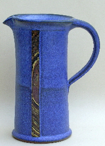 blauer Krug mit Dekorstreifen